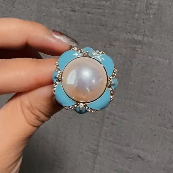Royal Heirloom Ring Lustrous Pearl in Turquoise Petals & Golden Brilliance - Picture 5 of 8